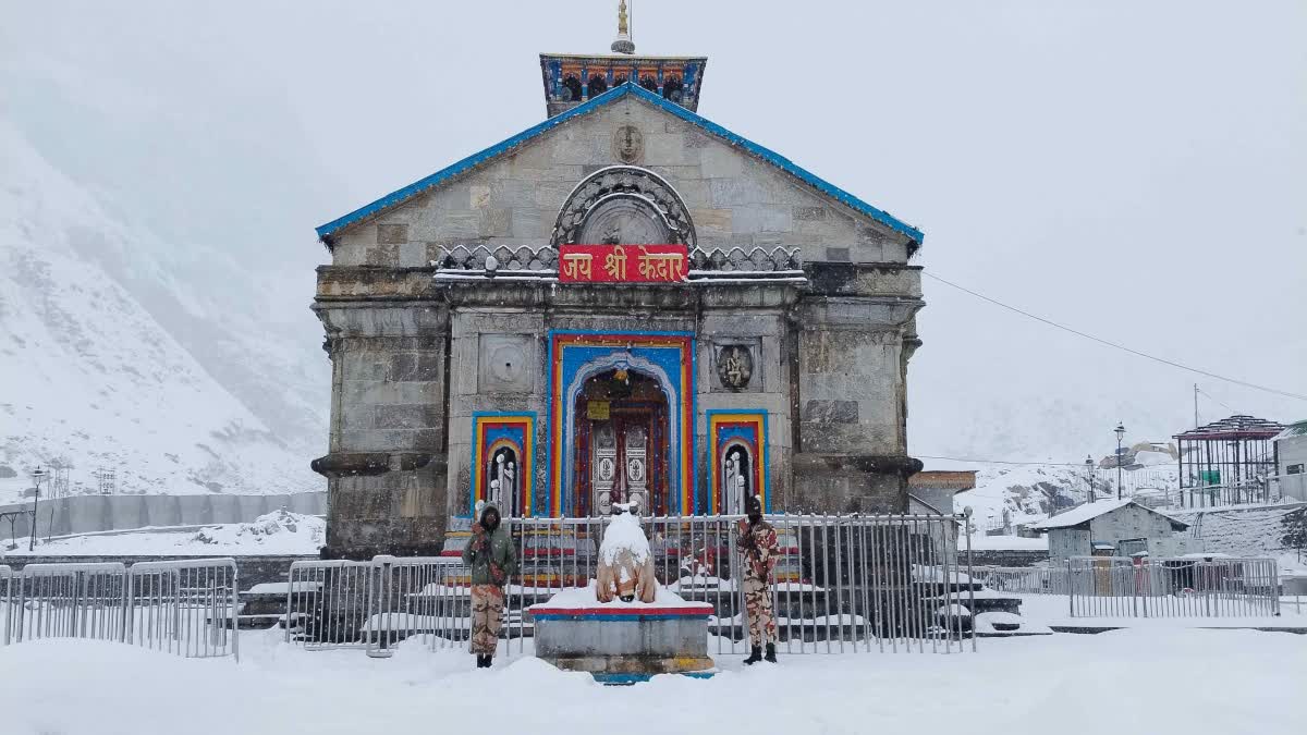 मौसम: पिछले दो दिनों से केदारनाथ धाम सहित ऊंचाई वाले इलाकों में हो रही लगातार बर्फबारी