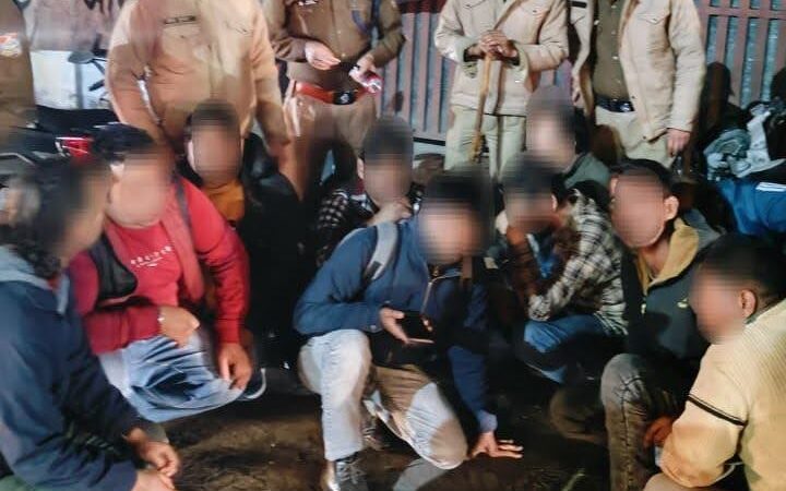 सबक: पब्लिक प्लेस पर खुलेआम छलका रहे थे जाम, पुलिस ने शराब के 65 शौकीनों को लिया हिरासत में