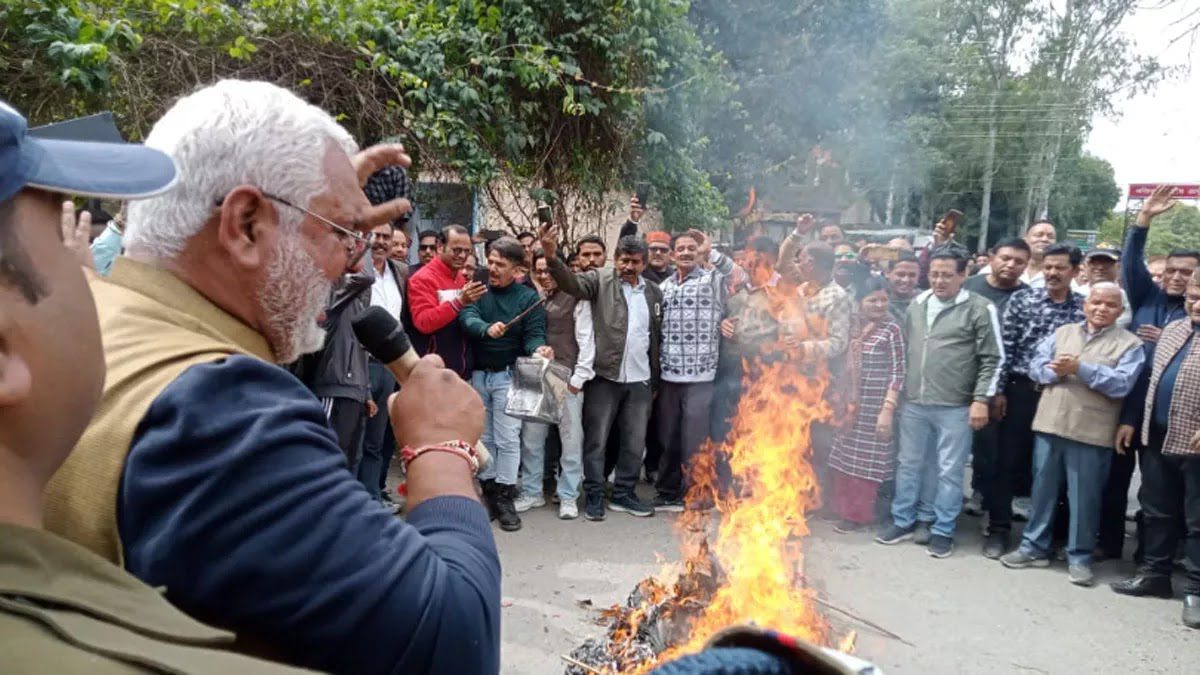 आक्रोश: मंत्री प्रेमचंद के बयान पर बवाल,गुस्साए संगठनों ने पूतला फूंककर जताया विरोध