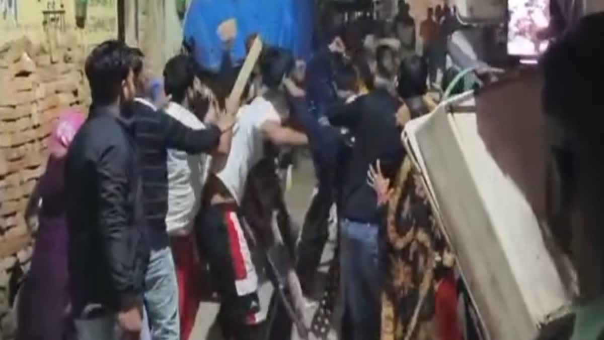 विवाद: मामूली बात को लेकर दो पक्षों में हुआ खूनी संघर्ष,कई लोग घायल, पुलिस ने कराया मामला शांत