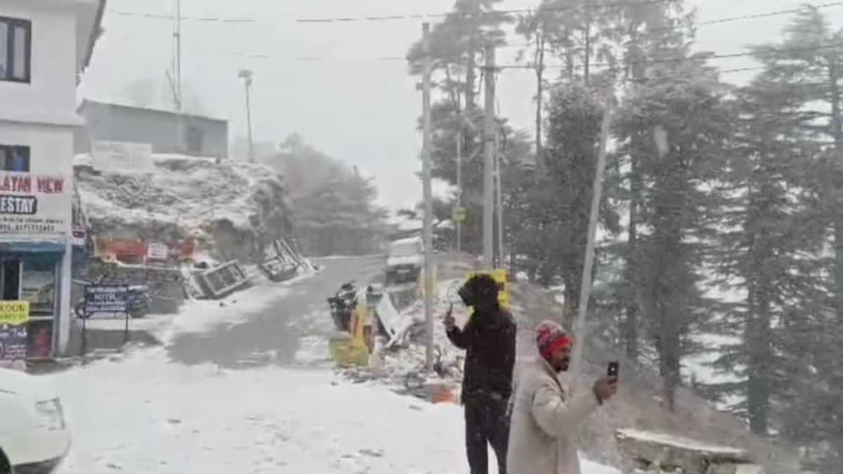 मौसम: उत्तराखंड में लौट आयी ठंड,चकराता की पहाड़ियों ने ओढ़ी बर्फ की चादर