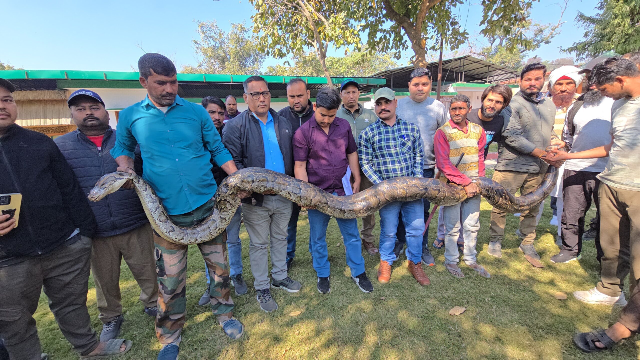 सनसनी: सैनिक कॉलोनी में घुस आया सबसे लंबा और वजनदार अजगर, रेस्क्यू टीम ने किया काबू