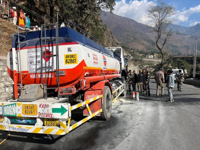 हड़कंप: तेल के टैंकर में आग लगने से मच गई अफरा तफरी, फायर बिग्रेड ने पाया काबू