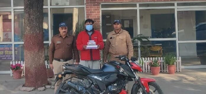 शिकंजा: एटीएम कार्ड बदलकर लोगों के खाते से उड़ाते थे रुपए, एक गिरफ्तार, दूसरा फ़रार