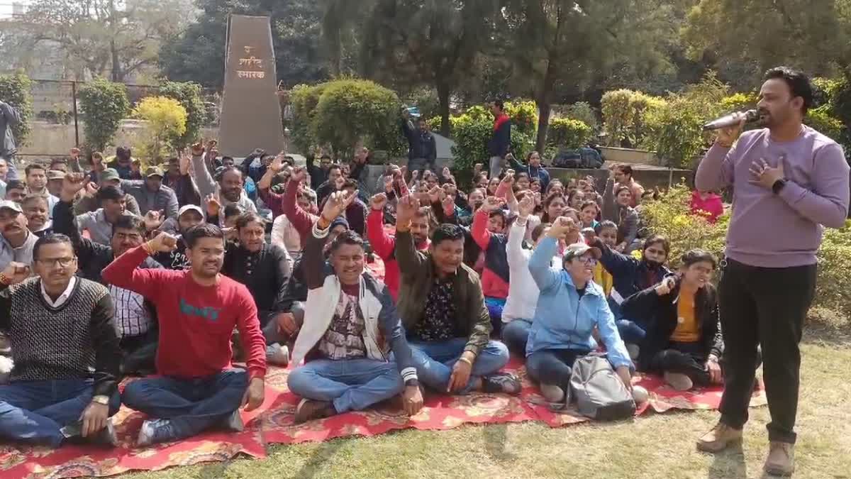 आक्रोश: फायर सीजन में वनों की सुरक्षा राम भरोसे वन कर्मी उतरे हड़ताल पर, सीएम को भेजा ज्ञापन