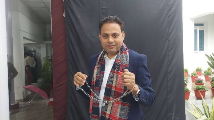 अलग अंदाज: उपनेता विपक्ष हथकड़ी और बेड़ी बांधे पहुंचे विधानसभा सभा,सबका खींचा ध्यान