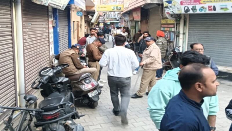 गड़बड़झाला: मार्केट में बिक रही थीं एप्पल की नकली एसेसरीज, कंपनी अफसरों ने छापेमारी कर पकड़ीं