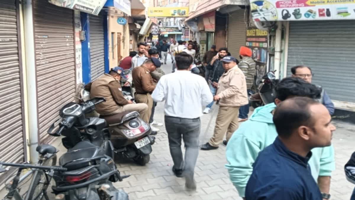 गड़बड़झाला: मार्केट में बिक रही थीं एप्पल की नकली एसेसरीज, कंपनी अफसरों ने छापेमारी कर पकड़ीं