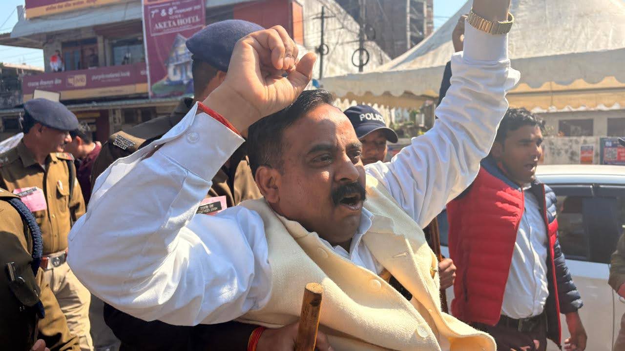 बजट सत्र: पहले ही दिन पूर्व विधायक ने भू -कानून को लेकर विधानसभा के बाहर की नारेबाजी