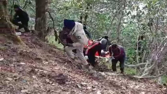 सनसनी: जंगल में पेड़ से लटका मिला व्यक्ति का शव, महाराष्ट्र का निवासी था मृतक