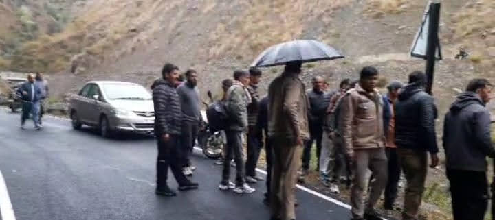 हादसा: अनियंत्रित होकर गहरी खाई में जा गिरी कार,चालक गंभीर रूप से घायल, हायर सेंटर रेफर