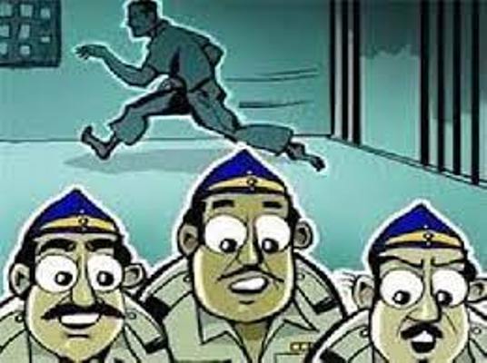 दुस्साहस: अस्पताल में उपचार के लिए लाया गया कैदी पुलिस को चकमा देकर फ़रार