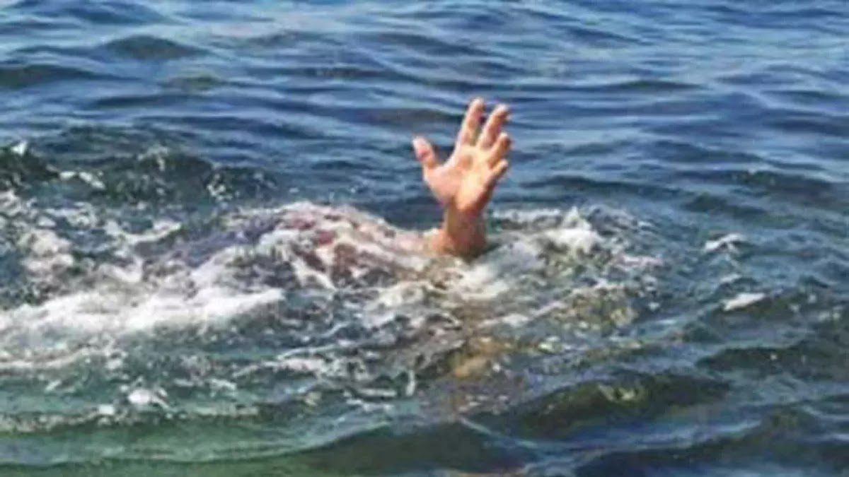 दुखद: गंगा में नहाते समय पैर फिसलने से बह गया गुजरात निवासी शख्स