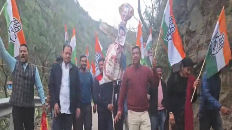 आक्रोश: कथित अपमान को लेकर थमा नहीं लोगों का गुस्सा, अग्रवाल व खंडूड़ी के खिलाफ किया प्रर्दशन  