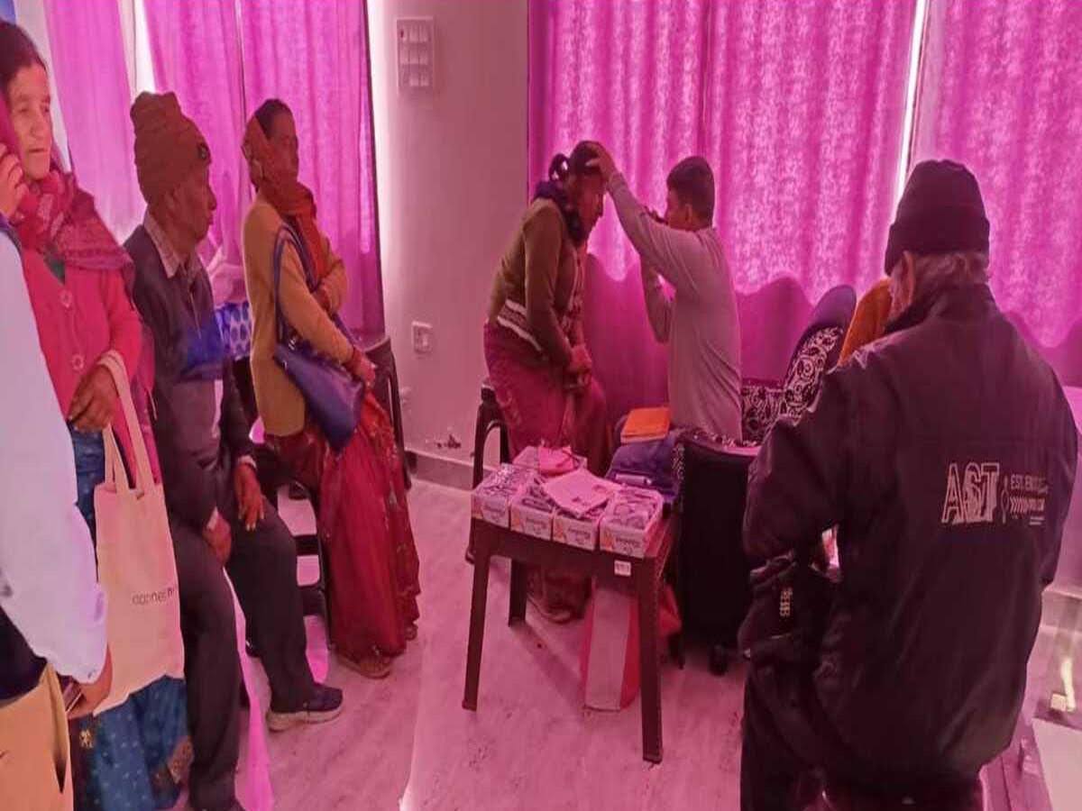 जन सेवा: हंस फांउडेशन ने निःशुल्क लगाया नेत्र जांच शिविर, 110 लोगों को जांच के बाद बांटे चश्मे व दवा