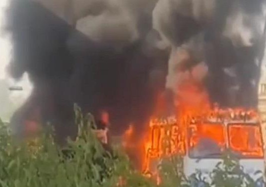 बदले की आग: कंपनी प्रबंधन से ख़फ़ा चालक ने खुद लगा दी बस में आग, जिंदा जलकर मर गए 4 कर्मचारी