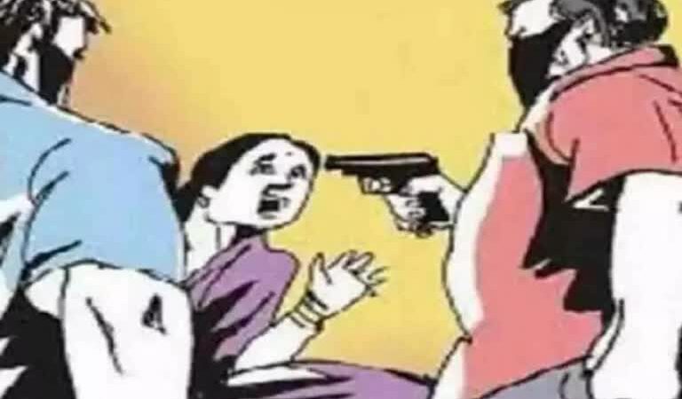 बड़ी खबर: बदमाशों ने पुलिस को दी खुली चुनौती, घर में घुसकर महिलाओं से कर डाली लाखों की लूट