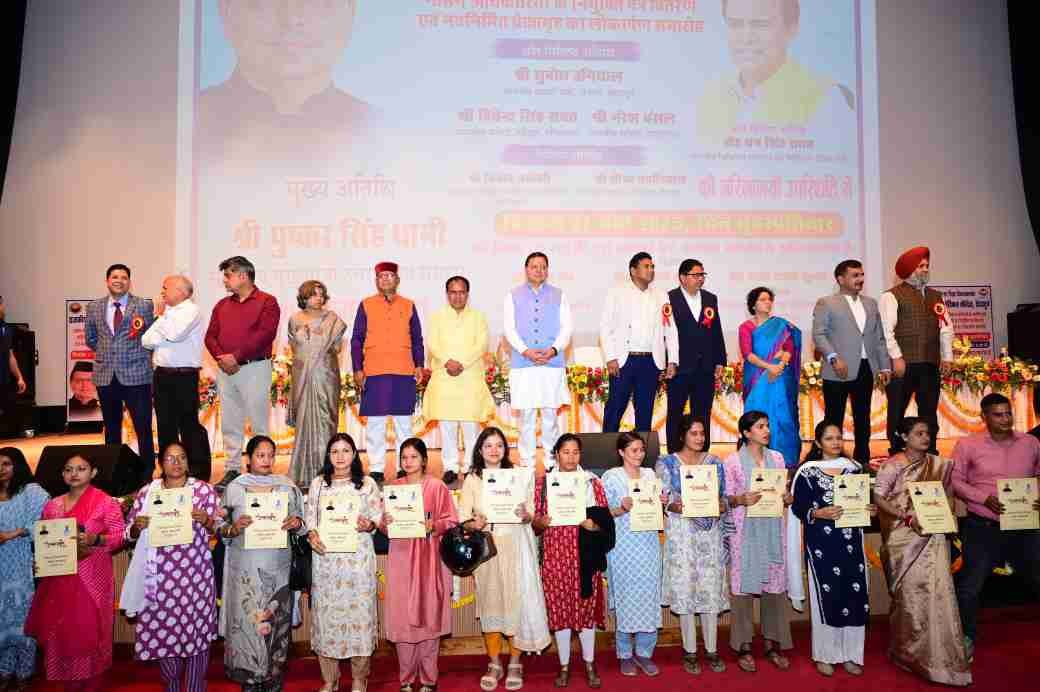 1232 नर्सिंग अधिकारियों को मुख्यमंत्री ने प्रदान किये नियुक्ति पत्र, दून मेडिकल कॉलेज के सभागार का भी लोकार्पण