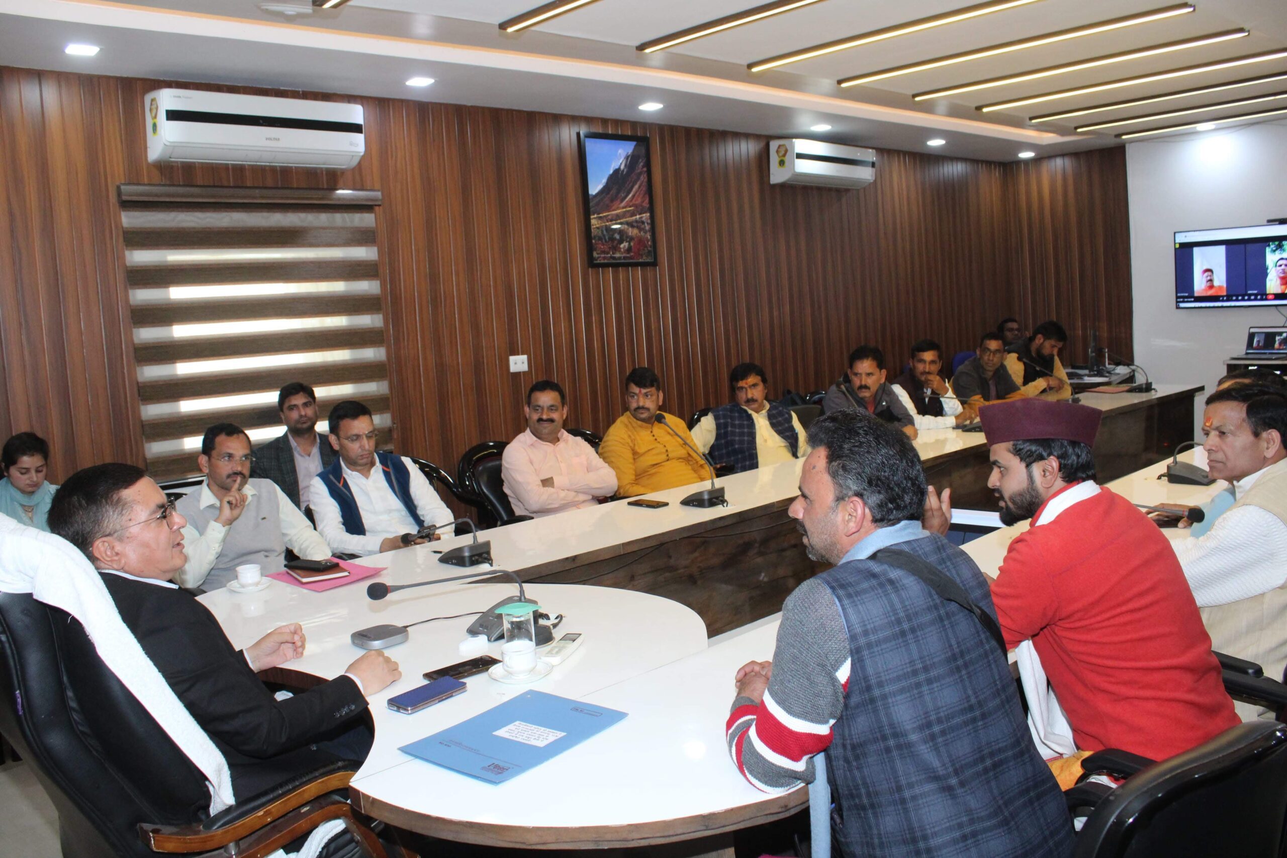 तैयारी: चारधाम यात्रा को लेकर डीएम डॉ मेहरबान सिंह बिष्ट ने विभिन्न संगठनों से की रायशुमारी