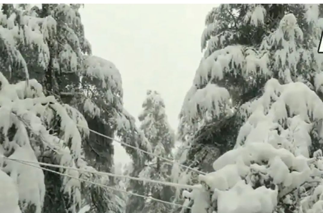 मौसम: उत्तराखंड के सीमांत पर्वत चोटियों पर बर्फबारी, सड़कें अवरुद्ध होने से मुश्किलें बढ़ीं