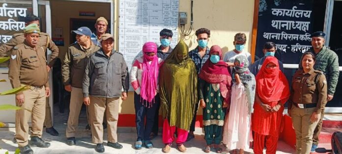 शर्मनाक: पुलिस ने किया सैक्स रैकेट का खुलासा, 5 महिलाओं सहित नौ लोग गिरफ्तार, संचालक फरार