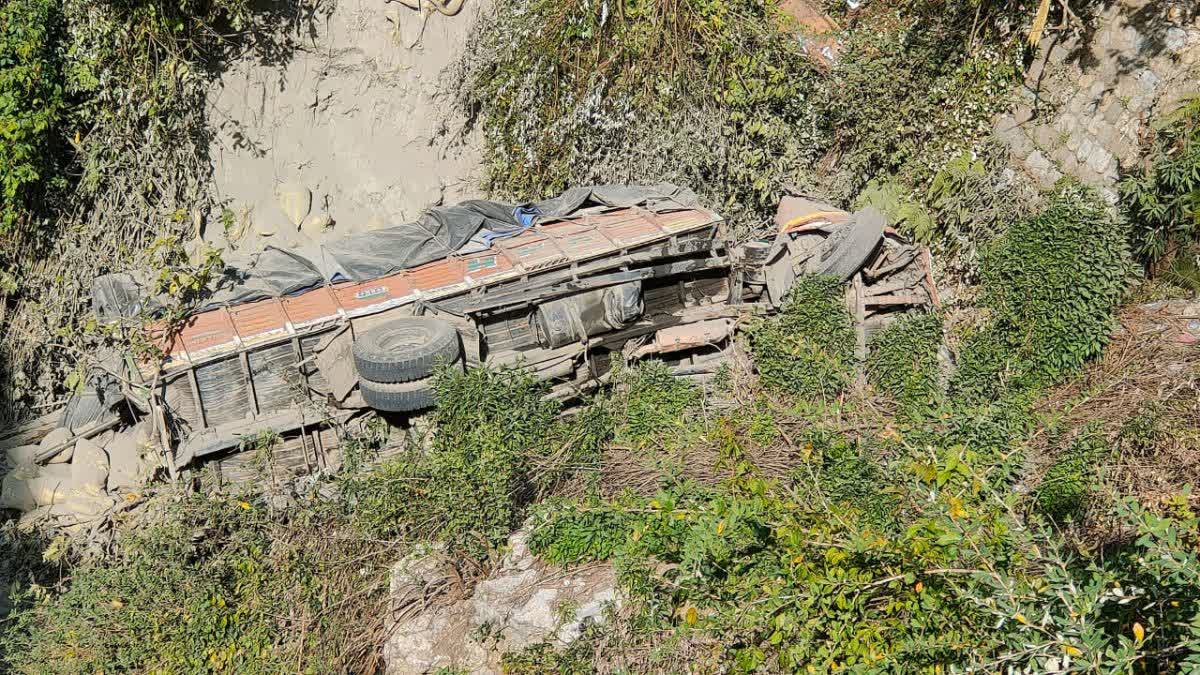 हादसा: अनियंत्रित होकर खाई में जा गिरा सीमेंट से लदा ट्रक,तीन लोग घायल