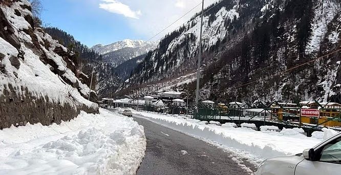 राहत: राजमार्ग से बर्फ हटाकर बदरीनाथ धाम तक पहुंचीं बीआरओ की मशीनें