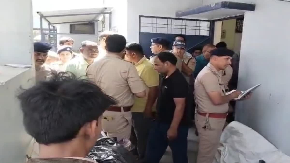  दर्दनाक:  बेकाबू डंपर ने स्कूटी सवार  दंपति को रौंदा,  पति-पत्नी की मोके पर ही मौतत