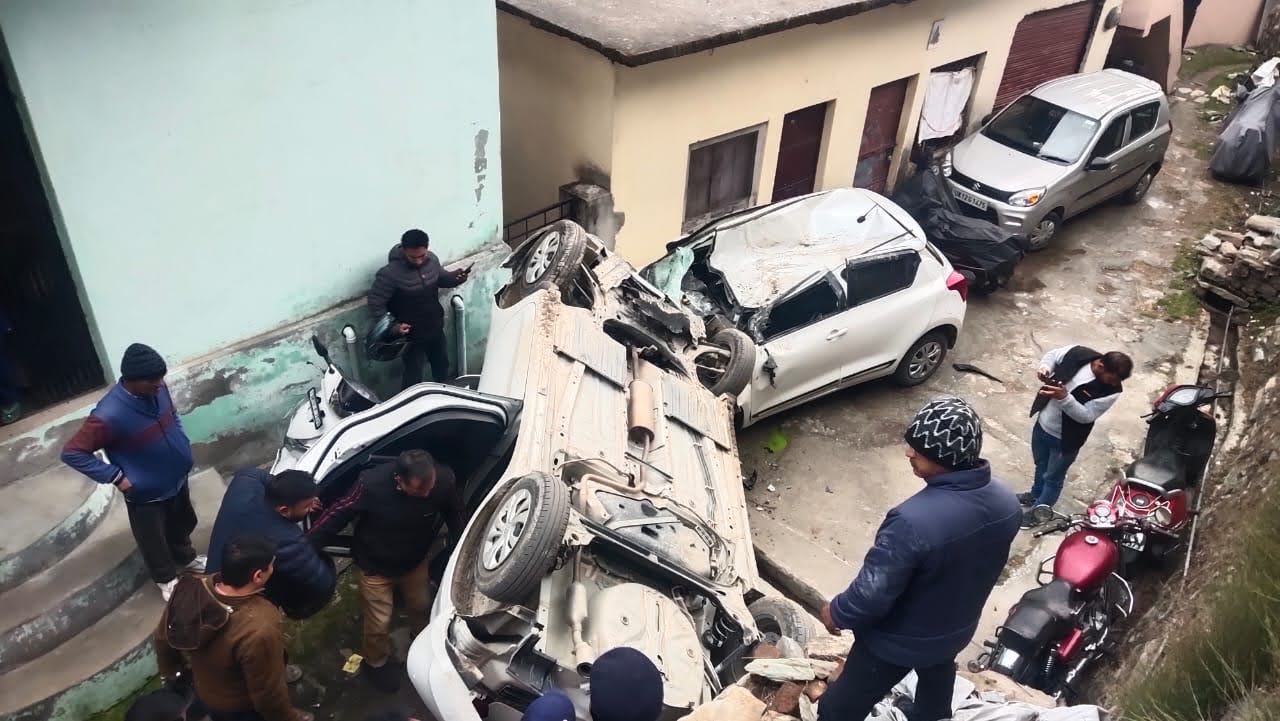 ब्रेकिंग न्यूज: सड़क के नीचे घर की गैलरी में जा गिरी बेकाबू कार, चार लोग घायल, कई वाहन क्षतिग्रस्त