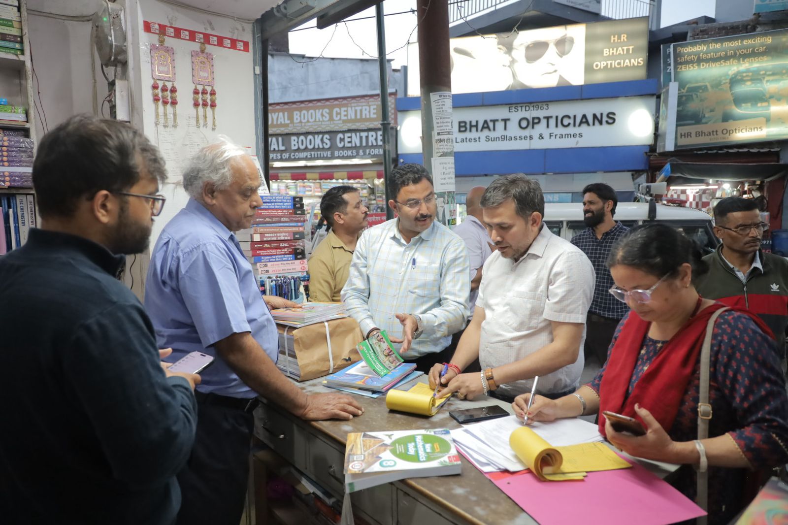 सख्ती:  महंगी कॉपी किताब बेचने वालों के खिलाफ प्रशासन का एक्शन, तीन दुकानों के खिलाफ प्राथमिकी दर्ज