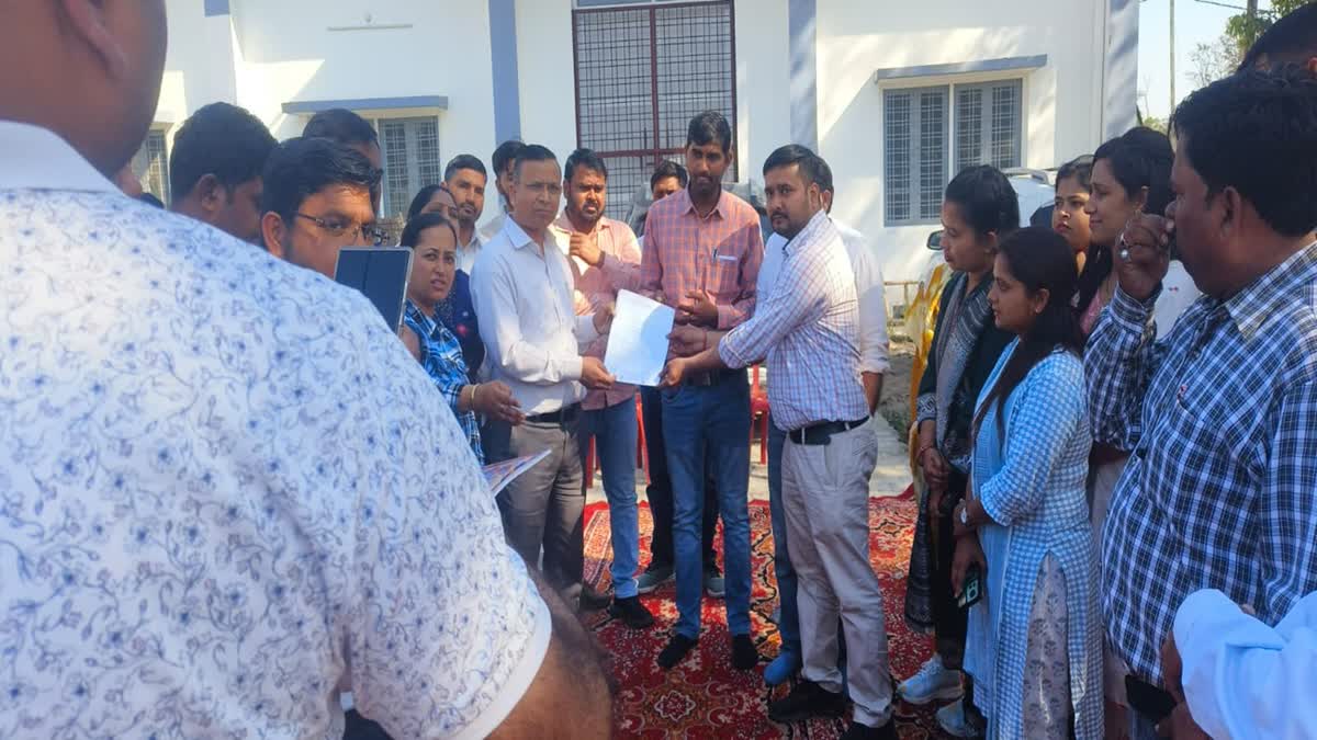 आक्रोश: जेई के साथ मारपीट किए जाने के विरोध में बिजली विभाग के कर्मचारियों ने दिया धरना