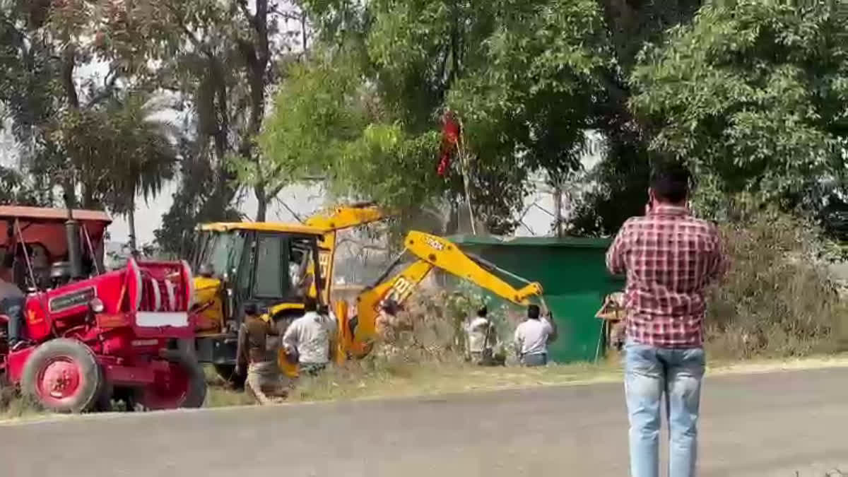 एक्शन: सरकारी भूमि पर बनी मजार पर चला बुल्डोजर