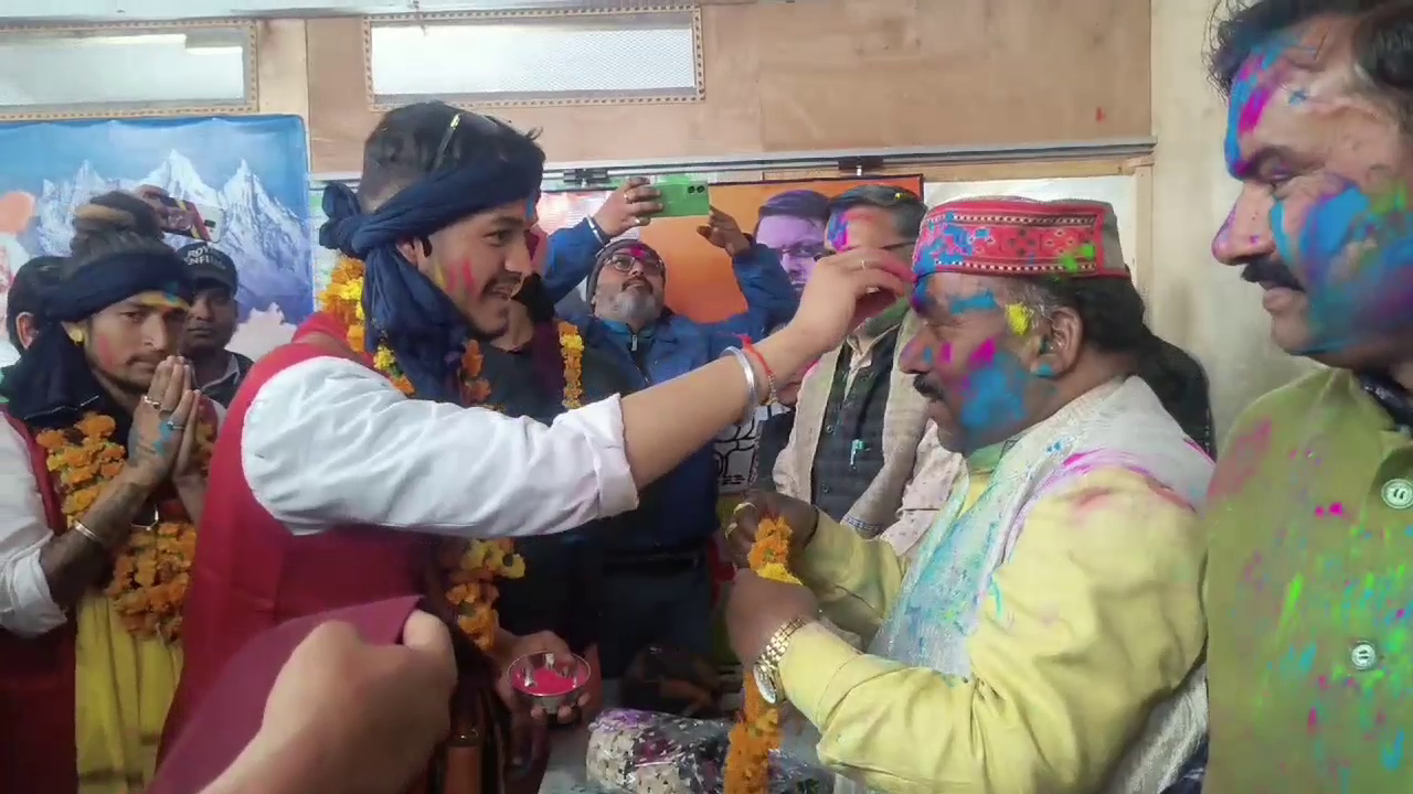 उल्लास: त्रिपट्टी राठ क्षेत्र के लोगों ने खेली परंपरागत होली