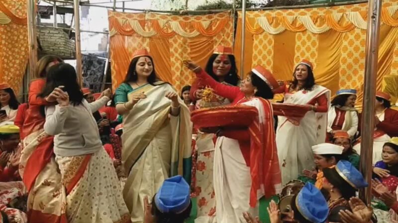 उत्साह: महिलाओं पर चढ़ने लगा होली का रंग, नाच-गाकर उठा रही हैं आनंद