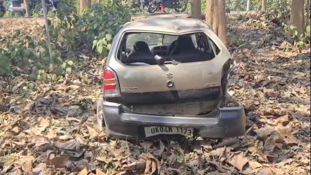 दुखद: सड़क से नीचे गिरकर पलट गयी बेकाबू कार, हादसे में एक की मौत,एक की हालत गंभीर