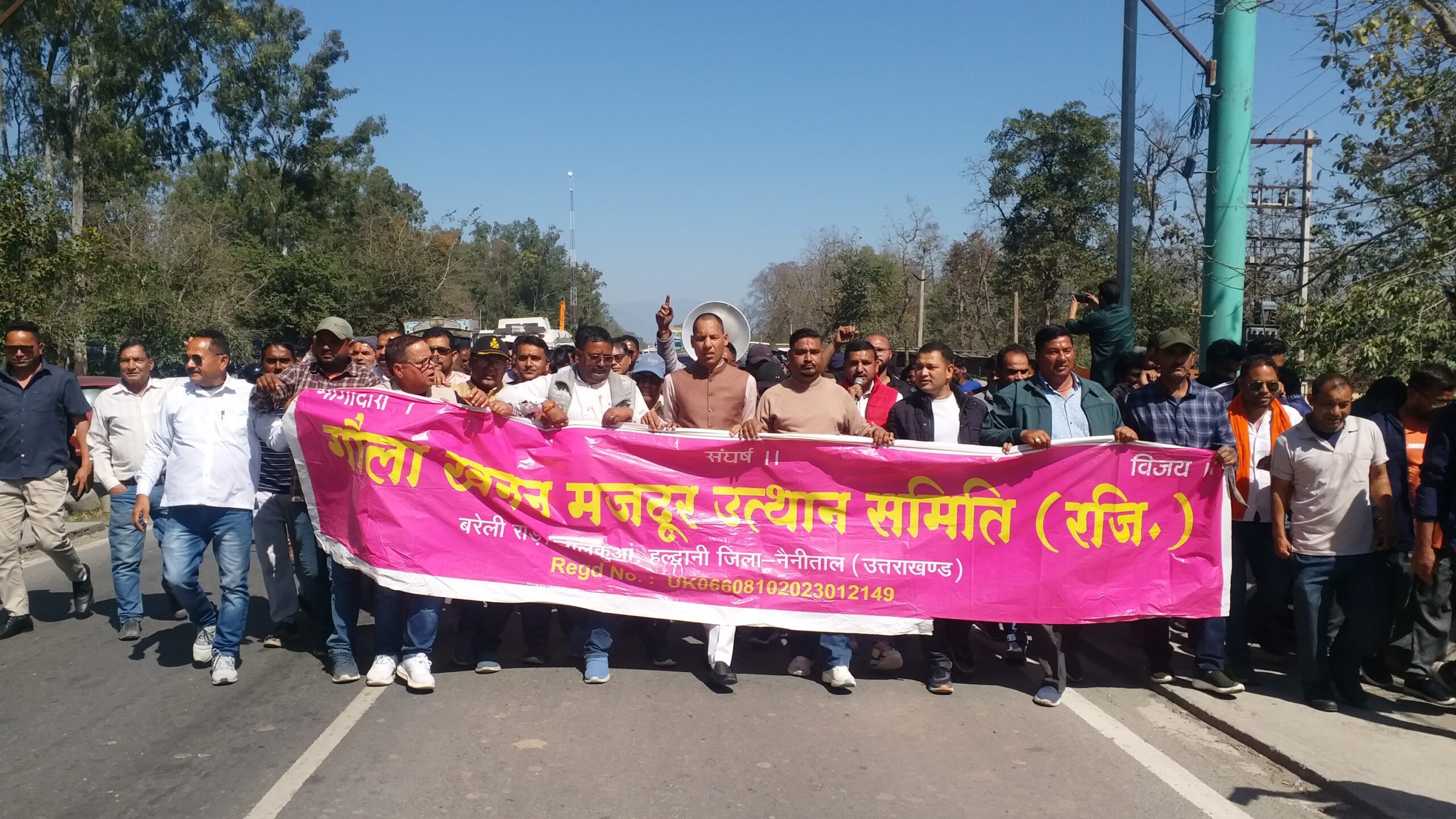 विरोध: खनन ढुलान का रेट कम करने के खिलाफ खनन कारोबारियों ने किया प्रदर्शन