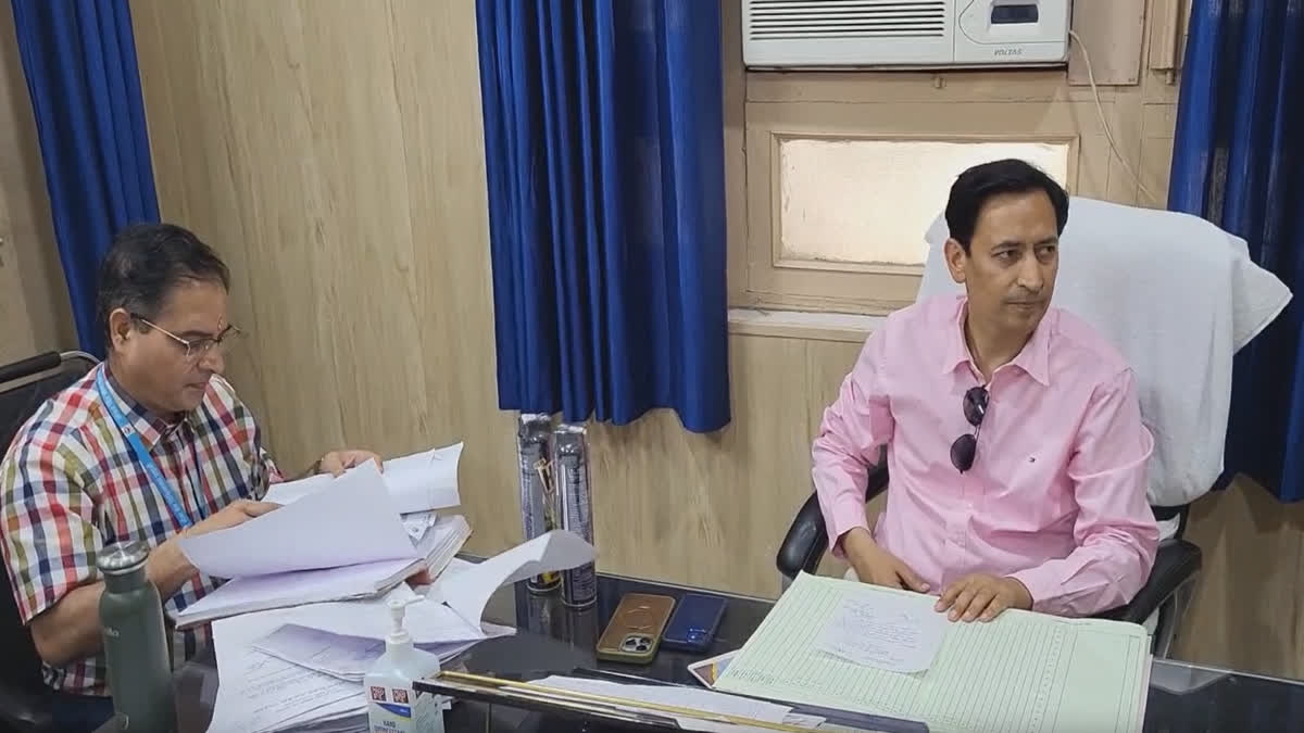 निरीक्षण: अस्पताल में खामियां देखकर भड़के कुमाऊ कमिश्नर दीपक रावत,दिए तत्काल सफाई के निर्देश