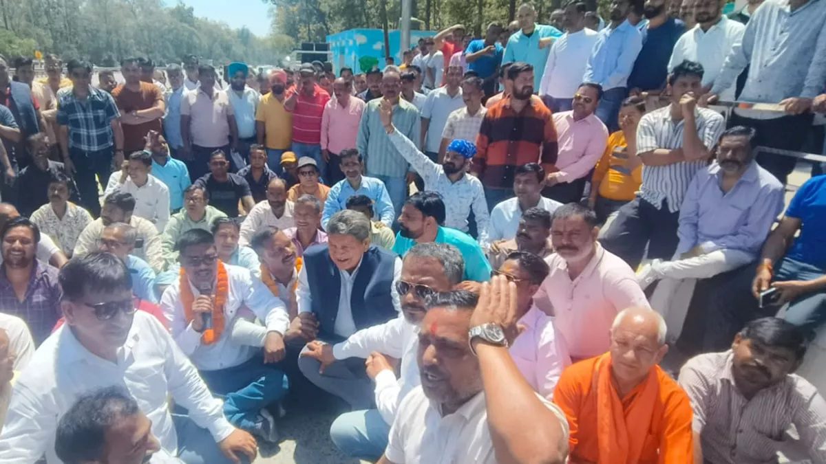 विरोध:  टोल प्लाजा को लेकर कांग्रेस ने किया प्रदर्शन, पूर्व सीएम हरीश रावत ने भी की शिरकत
