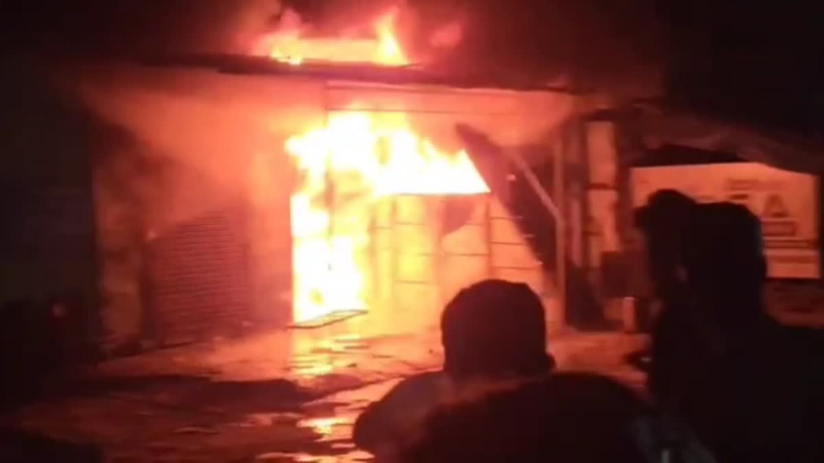 मैकेनिक की दुकान में लगी भीषण आग, आठ बाइकें और सामान जलकर हुआ राख