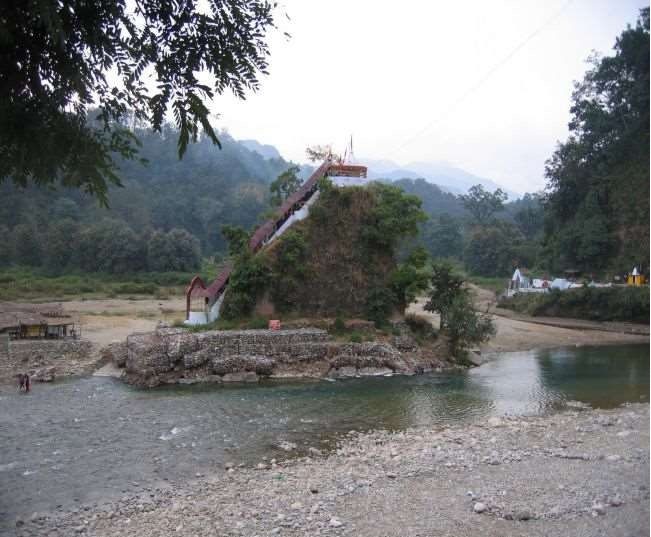 विवाद: गिरिजा देवी मंदिर में साधना करने पहुंची  विदेशी साध्वी,विवाद की स्थिति बनी