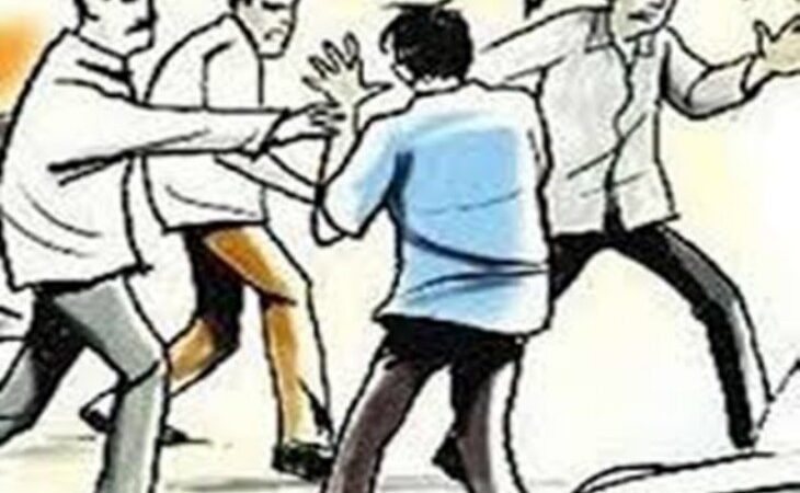 दबंगई: तलाशी के लिए टैक्ट्रर रोकने पर आरटीओ कर्मचारियों से मारपीट