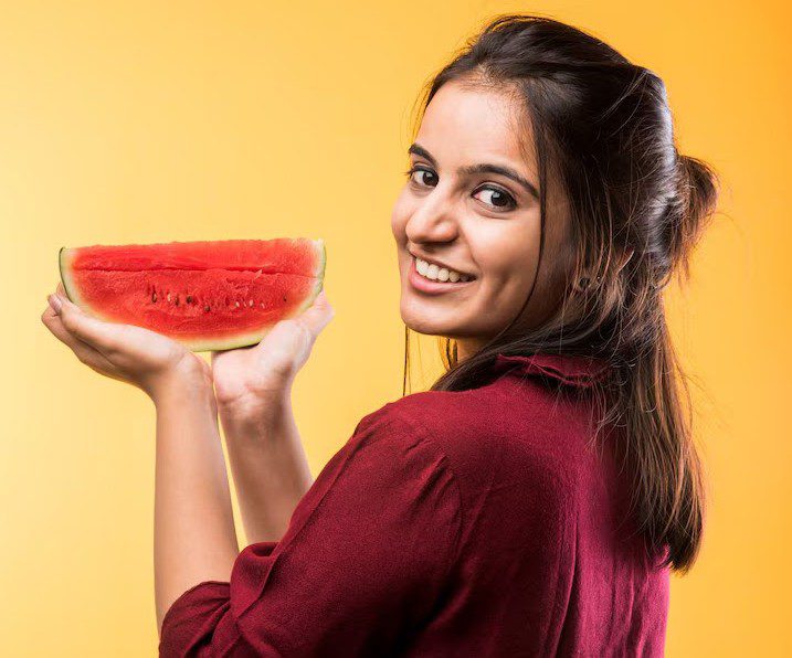 काम की बात: चेहरे पर तरबूज के छिलके रगड़ने से मिल सकते हैं ये 5 फायदे