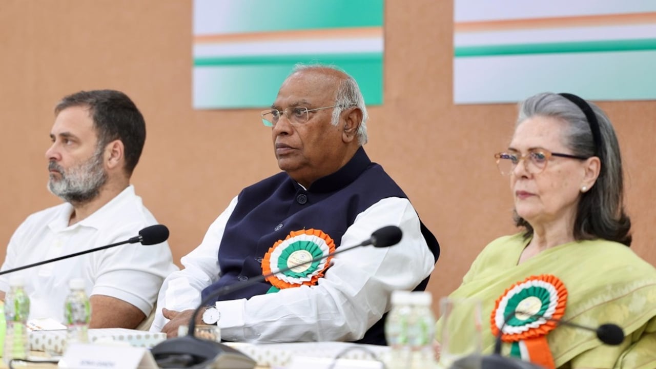 आकलन: क्या कांग्रेस में बड़ी संख्या में मौजूद निष्क्रिय नेताओं को घर बिठाना आसान होगा ?