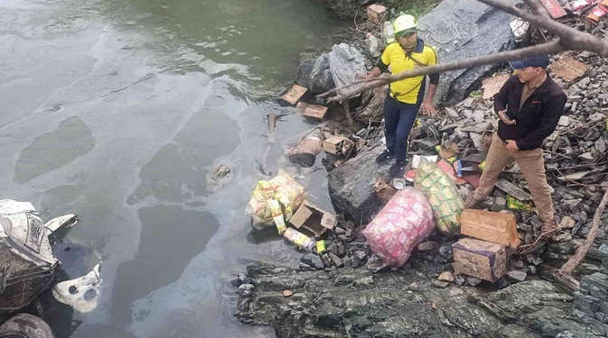 ब्रेकिंग न्यूज: पिकअप वाहन खाई में गिरा, तीन लोगों की मौके पर ही दर्दनाक मौत