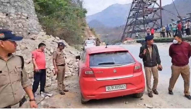 संदेहास्पद: चार दिनों से लावारिस  खड़ी  कार में मिला शव, इलाके में फैली सनसनी