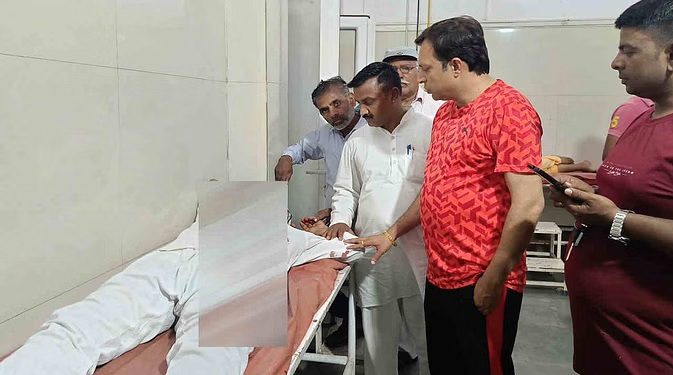 हंगामा: गार्ड ने भाजपा नेता पर बंदूक की नाल से कर दिया हमला, लोगों ने की गार्ड की जमकर धुनाई