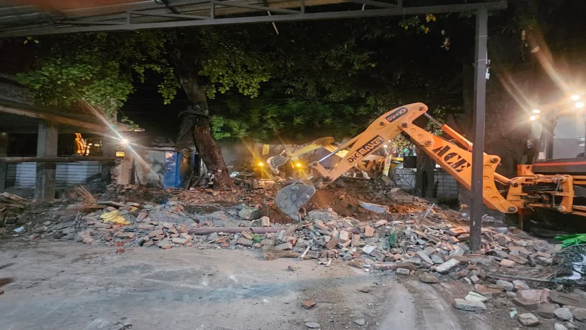 बड़ी खबर: दून अस्पताल के गेट पर बनी अवैध मजार को देर रात कर दिया  ध्वस्त
