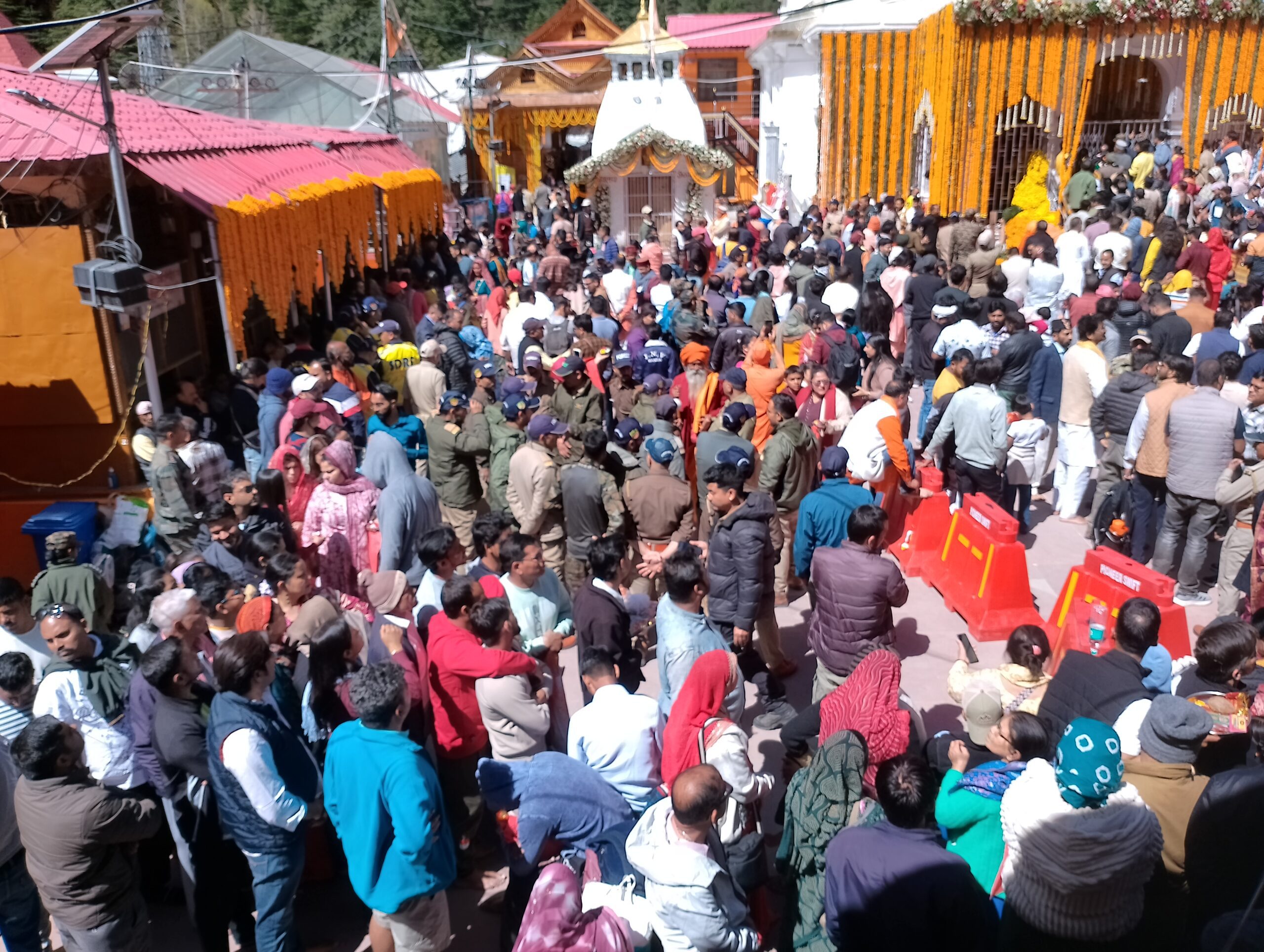 चारधाम यात्रा का आगाजः गंगोत्री धाम के कपाट खुले,हजारों श्रद्धालुओं के साथ सीएम धामी बने दिव्य पल के साक्षी