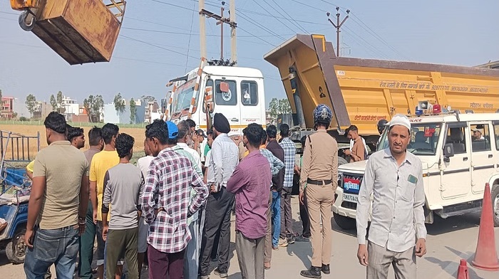 हादसाः ई-रिक्शा और डंपर की टक्कर में महिला का हाथ बाजू से कटा,तीन अन्य गंभीर