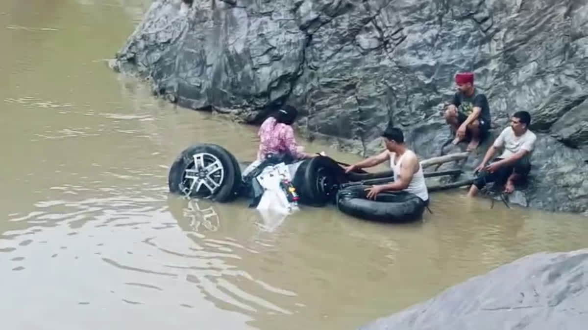 बड़ा हादसाः देवप्रयाग में तीन सौ मीटर गहरी खाई में गिरकर अलकनंदा में समाया वाहन